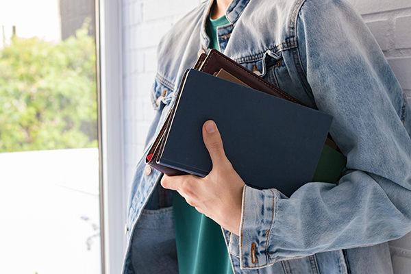 alumno con libros